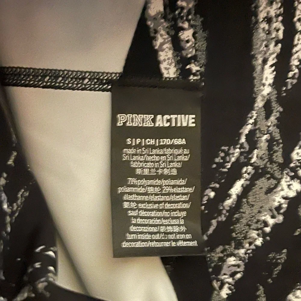 Women’s Victoria’s Secret PINK active black w/ gray & white  pattern leggings Sm - Picture 4 of 5